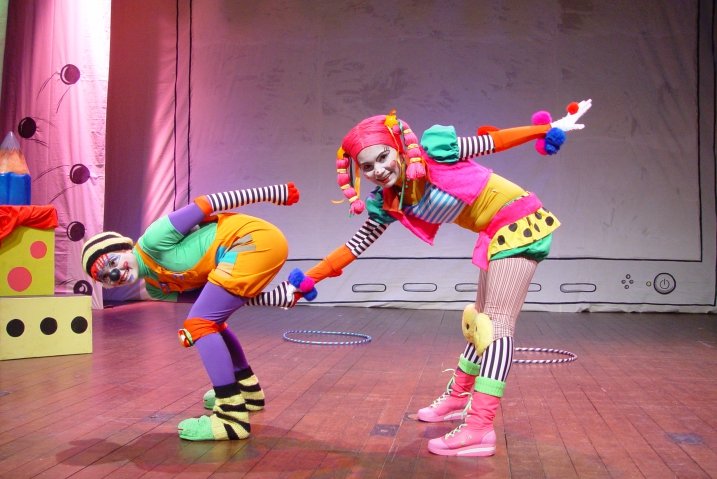 Em última apresentação no Teatro Dragão do Mar, neste domingo (30), o espetáculo infantil “Brincadeiras Perdidas” aborda a relação entre brincadeiras antigas e novas tecnologias