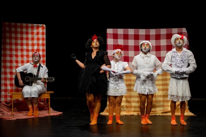 Temporada do musical infantil “O Galinheiro de Bragança”, do grupo Galhofo, inicia neste sábado (5), no Teatro Dragão do Mar