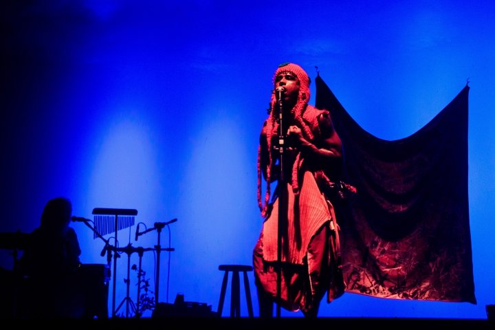 Espetáculo transmídia inspirado na biografia da Escrava Anastácia segue com apresentações às terças, no Teatro Dragão do Mar