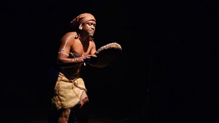 Espetáculo inspirado na tradição oral africana tem apresentação única no Teatro Dragão do Mar, neste domingo (29)